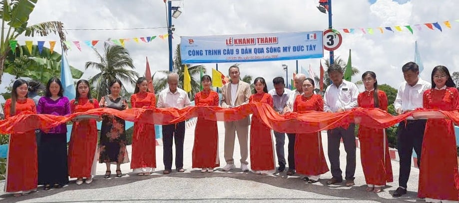 Đồng Tháp khánh thành cầu giao thông lập thành tích chào mừng kỷ niệm 80 năm Cách mạng tháng Tám thành công và Quốc khánh 2/9. Ảnh:Thanh Bạch. Đồng Tháp khánh thành cầu giao thông lập thành tích chào mừng kỷ niệm 80 năm Cách mạng tháng Tám thành công và Quốc khánh 2/9. Ảnh:Thanh Bạch.