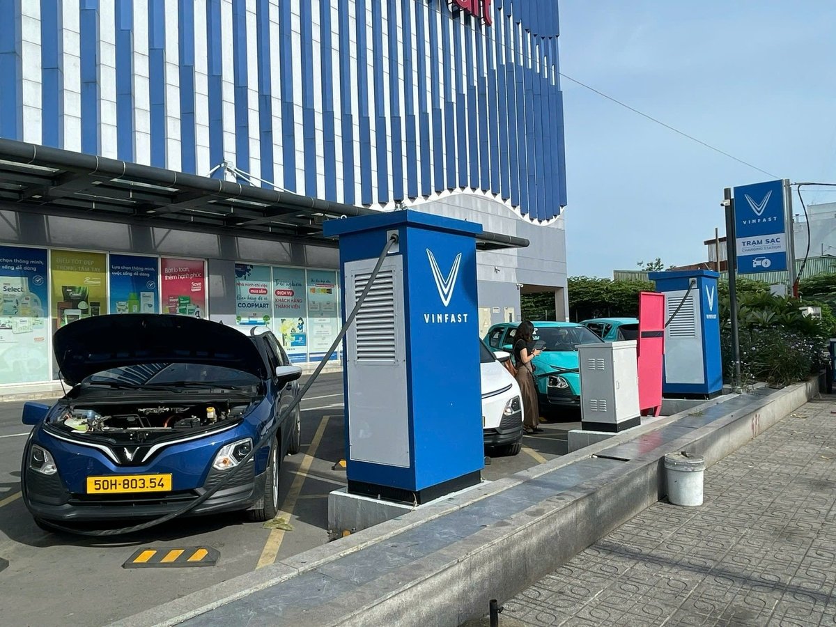 Hạ tầng trạm sạc tại TP.HCM đang dần được mở rộng, nhưng quy hoạch đồng bộ vẫn là bài toán khó cần lời giải. Ảnh: Hà Duyên. Hạ tầng trạm sạc tại TP.HCM đang dần được mở rộng, nhưng quy hoạch đồng bộ vẫn là bài toán khó cần lời giải. Ảnh: Hà Duyên.