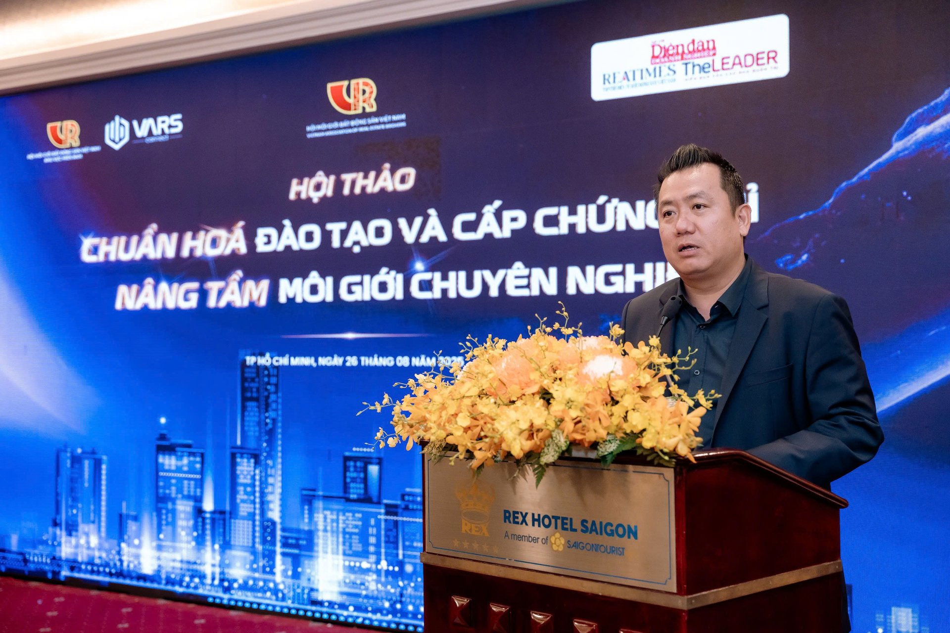 Hội thảo 'Chuẩn hóa đào tạo và cấp chứng chỉ - Nâng tầm môi giới chuyên nghiệp' do Hội Môi giới Bất động sản Việt Nam (VARS) tổ chức đã thu hút sự quan tâm đặc biệt của cộng đồng doanh nghiệp bất động sản. Ảnh: Tùng Dương. Hội thảo 'Chuẩn hóa đào tạo và cấp chứng chỉ - Nâng tầm môi giới chuyên nghiệp' do Hội Môi giới Bất động sản Việt Nam (VARS) tổ chức đã thu hút sự quan tâm đặc biệt của cộng đồng doanh nghiệp bất động sản. Ảnh: Tùng Dương.
