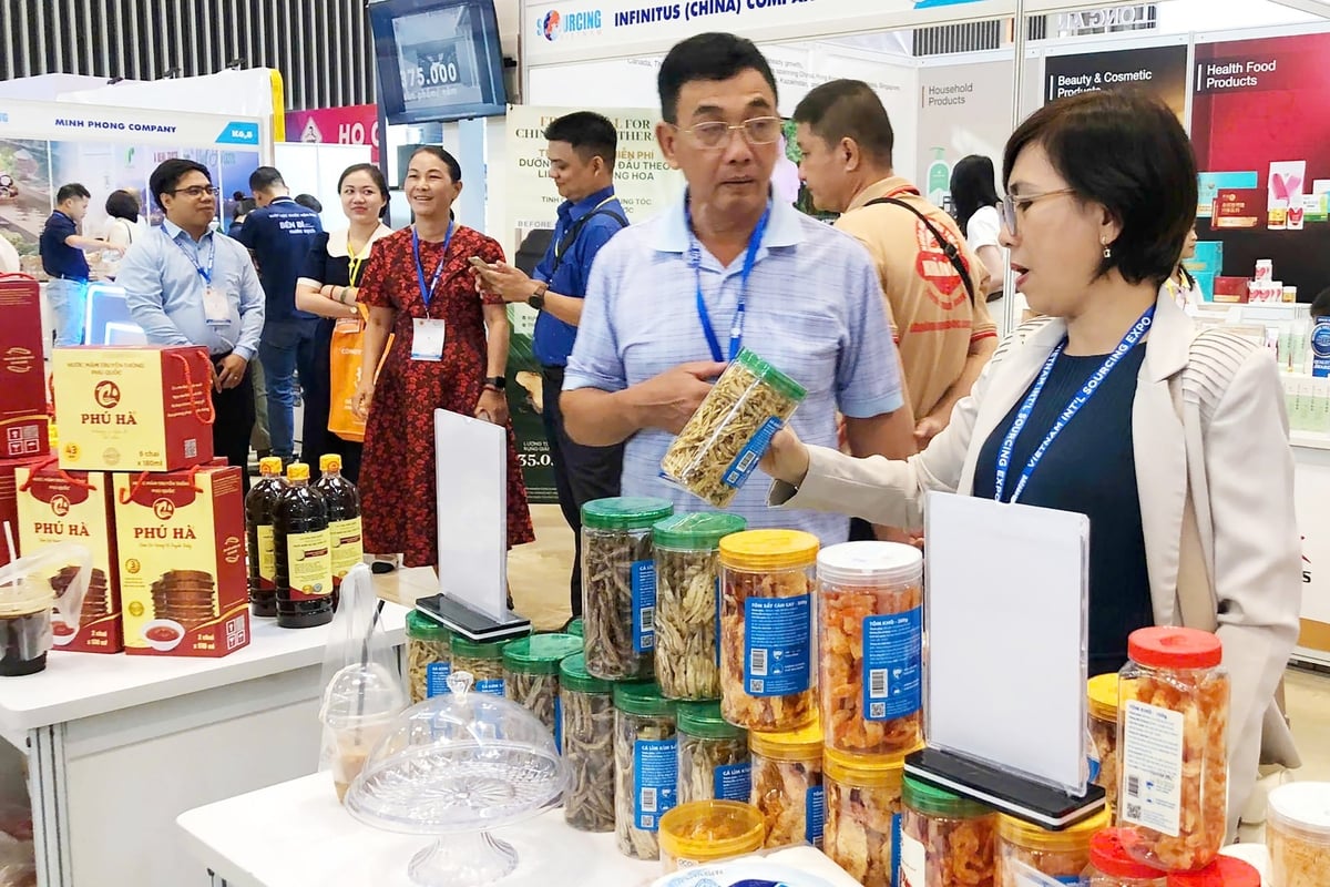 Nhiều sản phẩm nông sản, thực phẩm chế biến được giới thiệu tại sự kiện. Ảnh: Nguyễn Thủy. Nhiều sản phẩm nông sản, thực phẩm chế biến được giới thiệu tại sự kiện. Ảnh: Nguyễn Thủy.