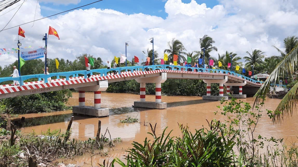 Cây cầu đã khắc phục được tình trạng đi lại khó khăn ở vùng nông thôn. Ảnh: Thanh Bạch. Cây cầu đã khắc phục được tình trạng đi lại khó khăn ở vùng nông thôn. Ảnh: Thanh Bạch.
