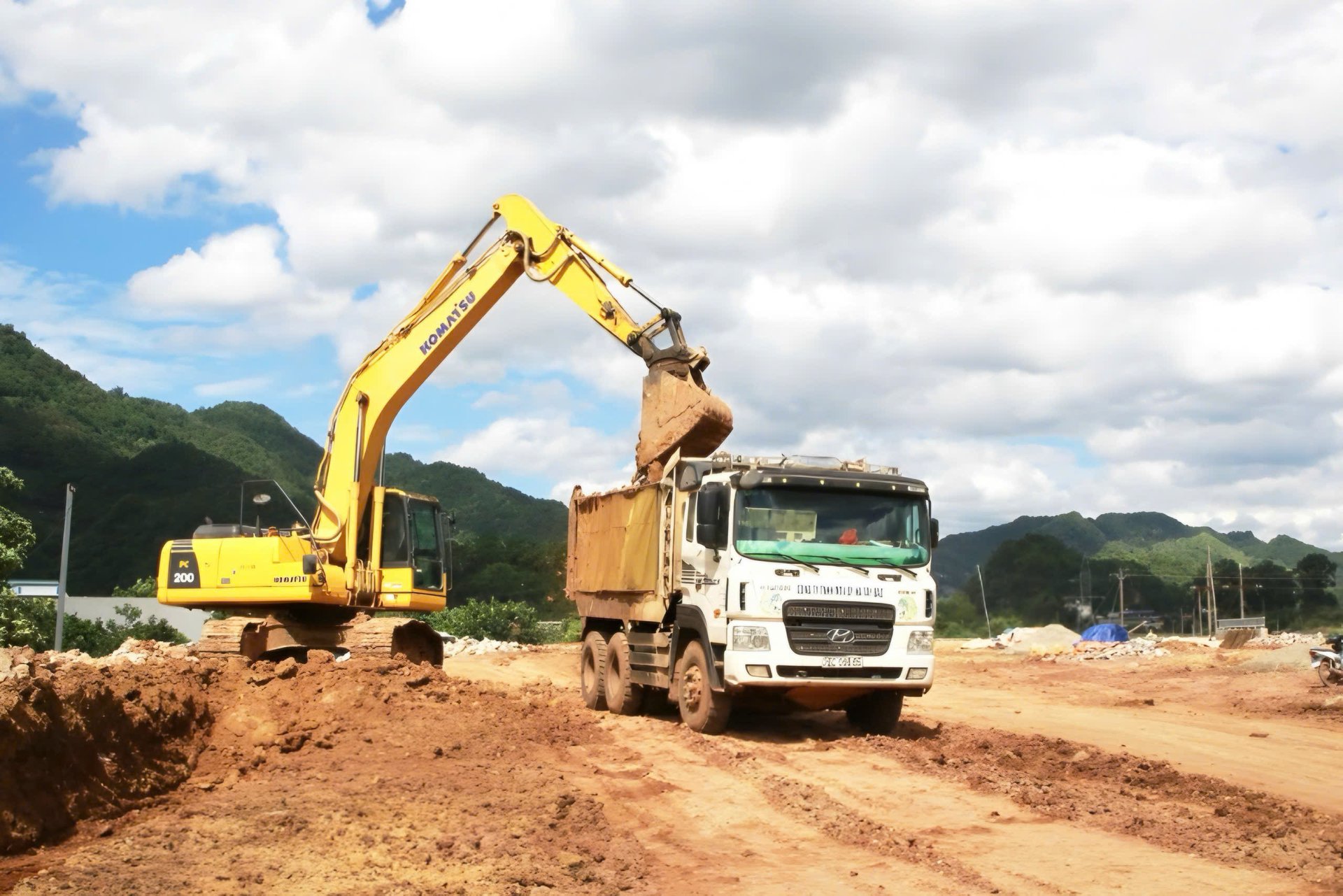 Các đơn vị thi công dự án đường trục chính đô thị - nội thị Mộc Châu. Ảnh: Huy Thành. Các đơn vị thi công dự án đường trục chính đô thị - nội thị Mộc Châu. Ảnh: Huy Thành.