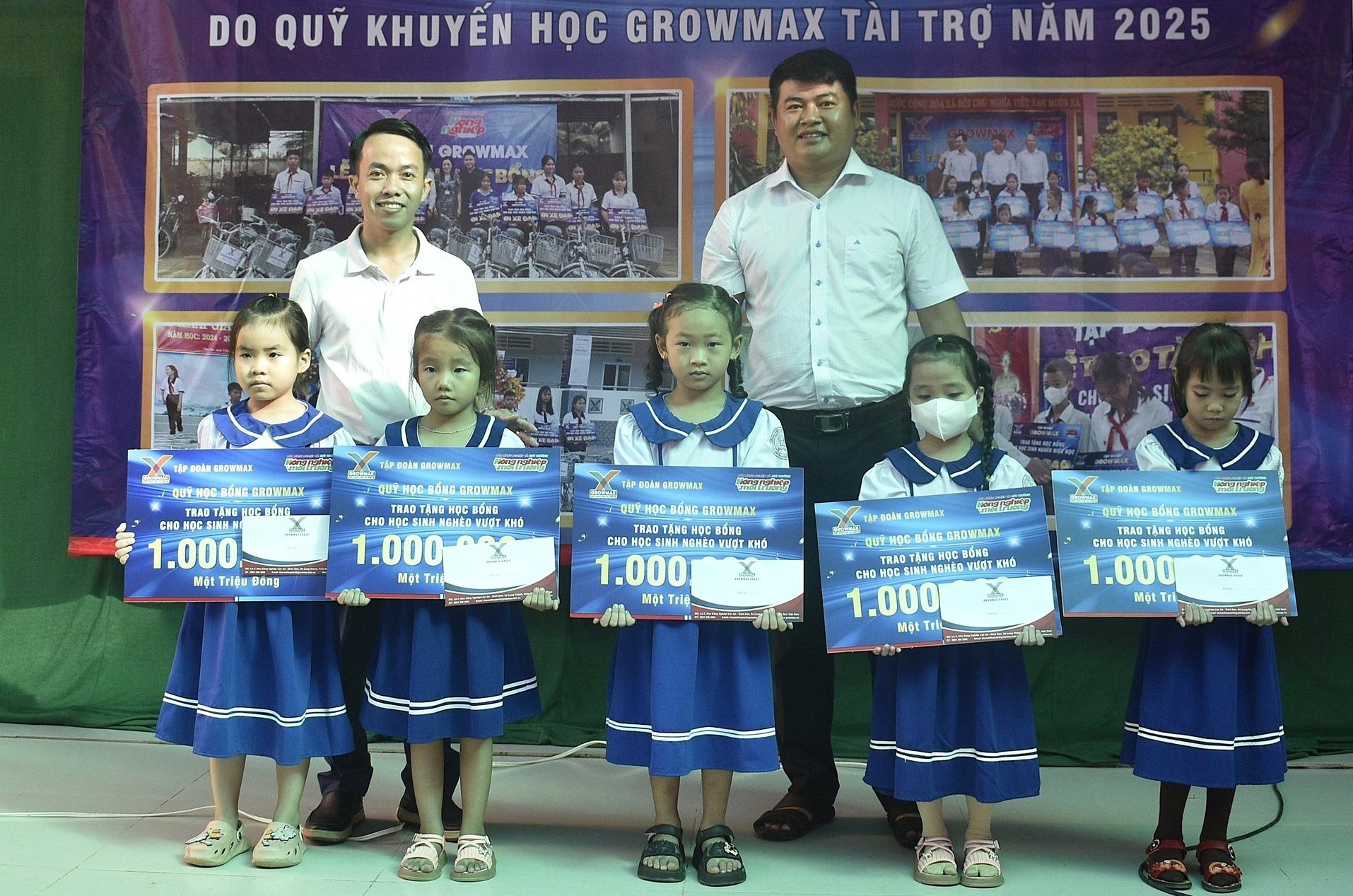 Tại Trường tiểu học Phong Điền (xã Tân Hào), anh Nguyễn Khắc Huấn – Trưởng đại diện khu vực của GrowMax cùng anh Nguyễn Ngọc Trường - đại lý thức ăn thủy sản Trường Như cùng trao 10 suất học bổng cho các em. Ảnh: Minh Đảm.