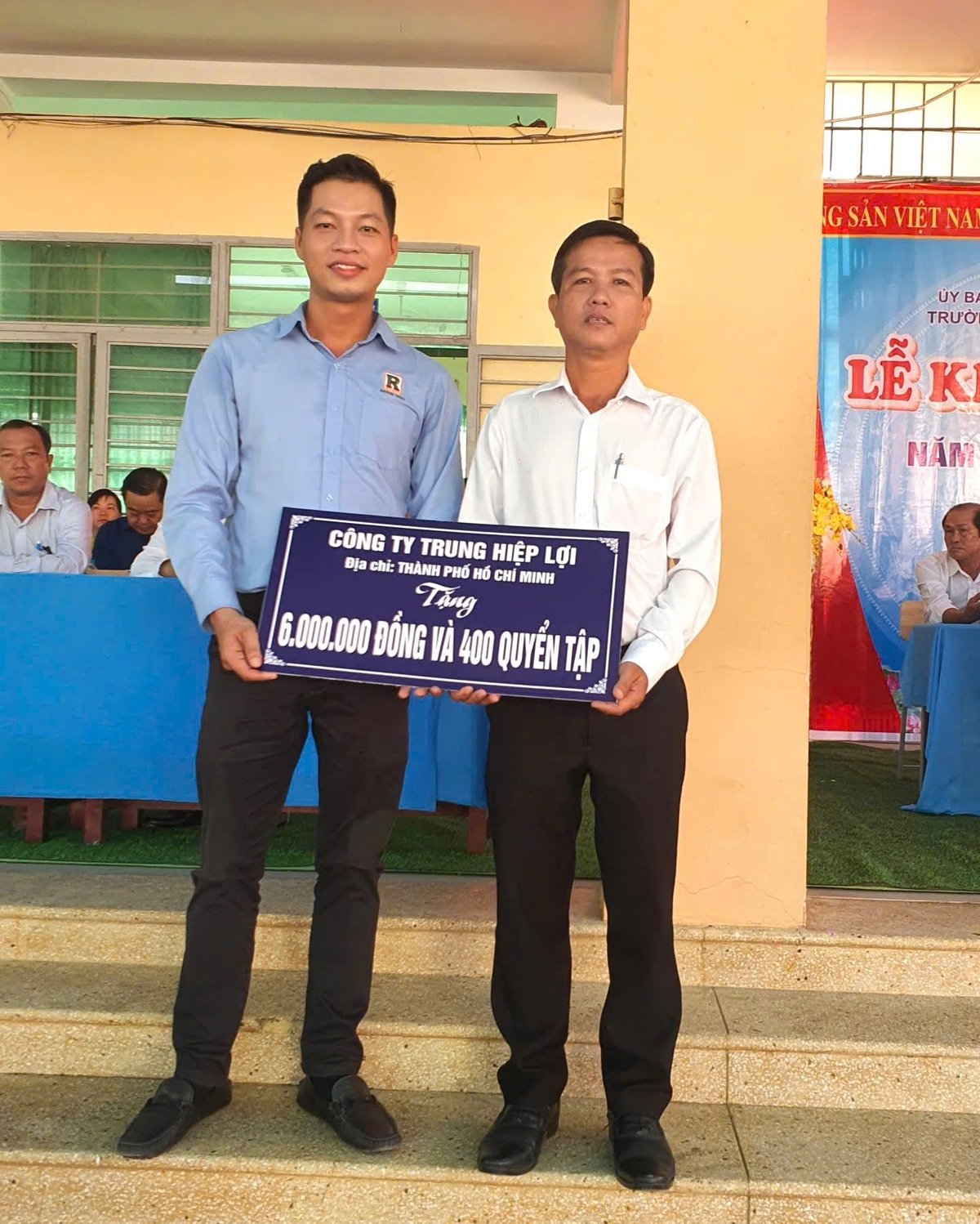 Đại diện Công ty Trung Hiệp Lợi (bên trái) trao quà cho học sinh tại Trường Tiểu học Nhị Thành, tỉnh Long An. Ảnh: Cường Lê. Đại diện Công ty Trung Hiệp Lợi (bên trái) trao quà cho học sinh tại Trường Tiểu học Nhị Thành, tỉnh Long An. Ảnh: Cường Lê.