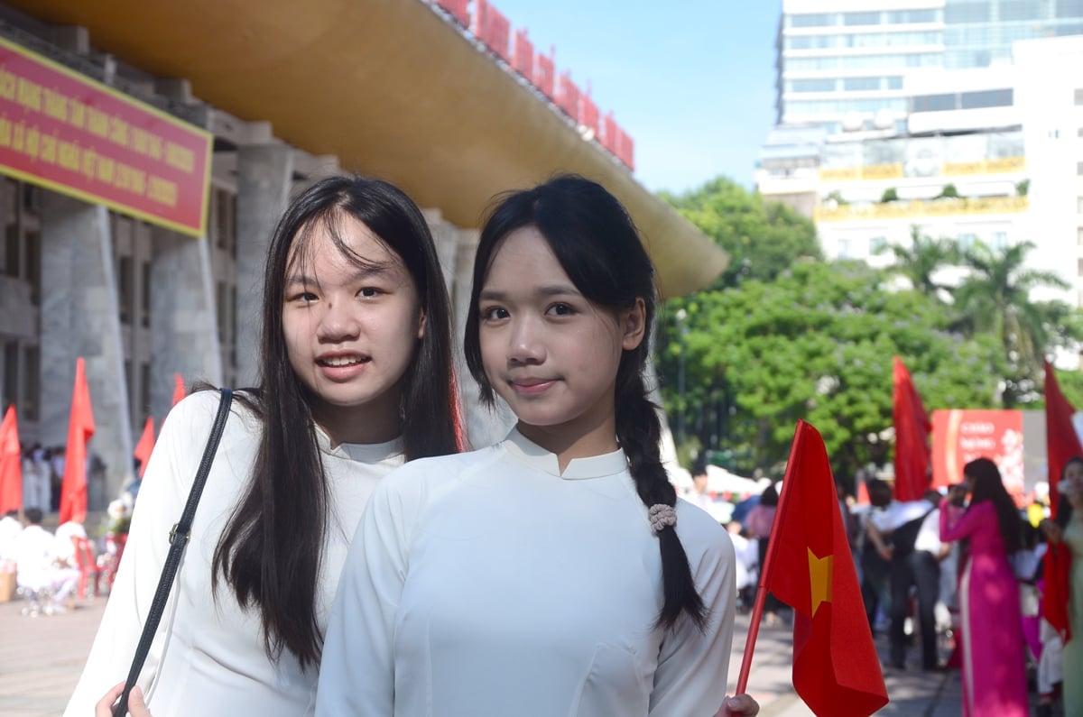 Em Kiều Anh và Mai Linh, học sinh lớp 10D5 Trường THPT Việt Đức trong ngày lễ khai giảng năm học mới. Ảnh: Nguyễn Hà. Em Kiều Anh và Mai Linh, học sinh lớp 10D5 Trường THPT Việt Đức trong ngày lễ khai giảng năm học mới. Ảnh: Nguyễn Hà.