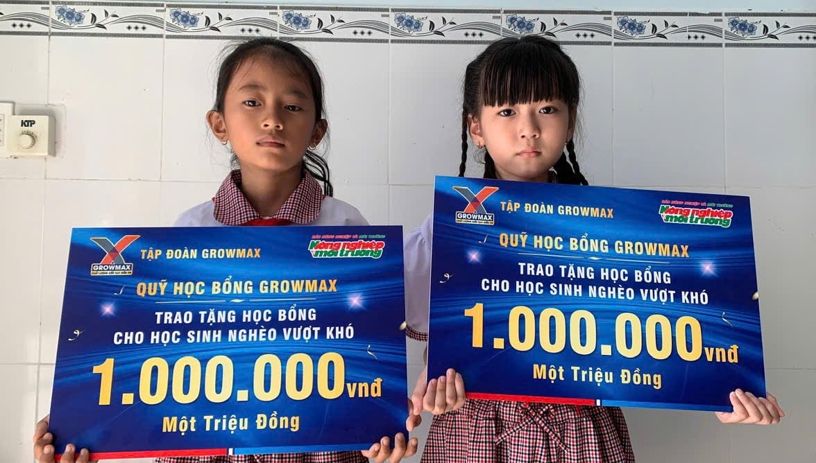 Em Trần Thị Ngọc Thi (góc phải) xúc động đón nhận học bổng. Ảnh: Hồ Thảo.