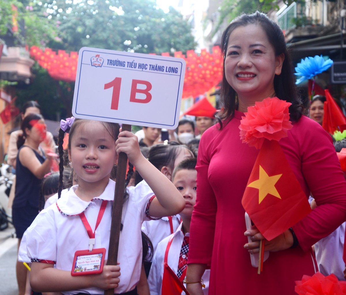 Cô và trò trường Tiểu học Thăng Long tham dự Lễ khai giảng với tinh thần phấn khởi và háo hức. Ảnh: Nguyễn Hà. Cô và trò trường Tiểu học Thăng Long tham dự Lễ khai giảng với tinh thần phấn khởi và háo hức. Ảnh: Nguyễn Hà.