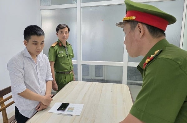 Công an thành phố Đà Nẵng vừa tống đạt quyết định bắt tạm giam đối với Nguyễn Minh Quang. Ảnh: Công an TP Đà Nẵng. Công an thành phố Đà Nẵng vừa tống đạt quyết định bắt tạm giam đối với Nguyễn Minh Quang. Ảnh: Công an TP Đà Nẵng.