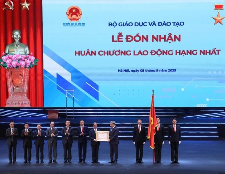 Tổng Bí thư Tô Lâm trao Huân chương Lao động hạng Nhất tặng Bộ Giáo dục và Đào tạo. Ảnh: VGP/Đức Tuân. Tổng Bí thư Tô Lâm trao Huân chương Lao động hạng Nhất tặng Bộ Giáo dục và Đào tạo. Ảnh: VGP/Đức Tuân.