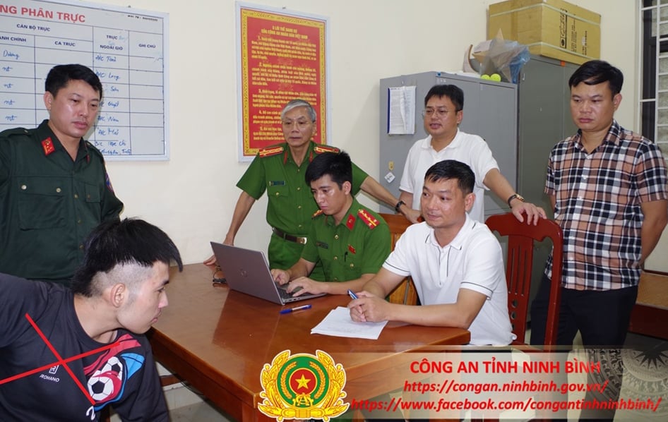 Đại tá Kiều Hữu Tuyển, Phó Giám đốc Công an tỉnh trực tiếp chỉ đạo lấy lời khai đối tượng Minh. Ảnh: Công an tỉnh Ninh Bình. Đại tá Kiều Hữu Tuyển, Phó Giám đốc Công an tỉnh trực tiếp chỉ đạo lấy lời khai đối tượng Minh. Ảnh: Công an tỉnh Ninh Bình.