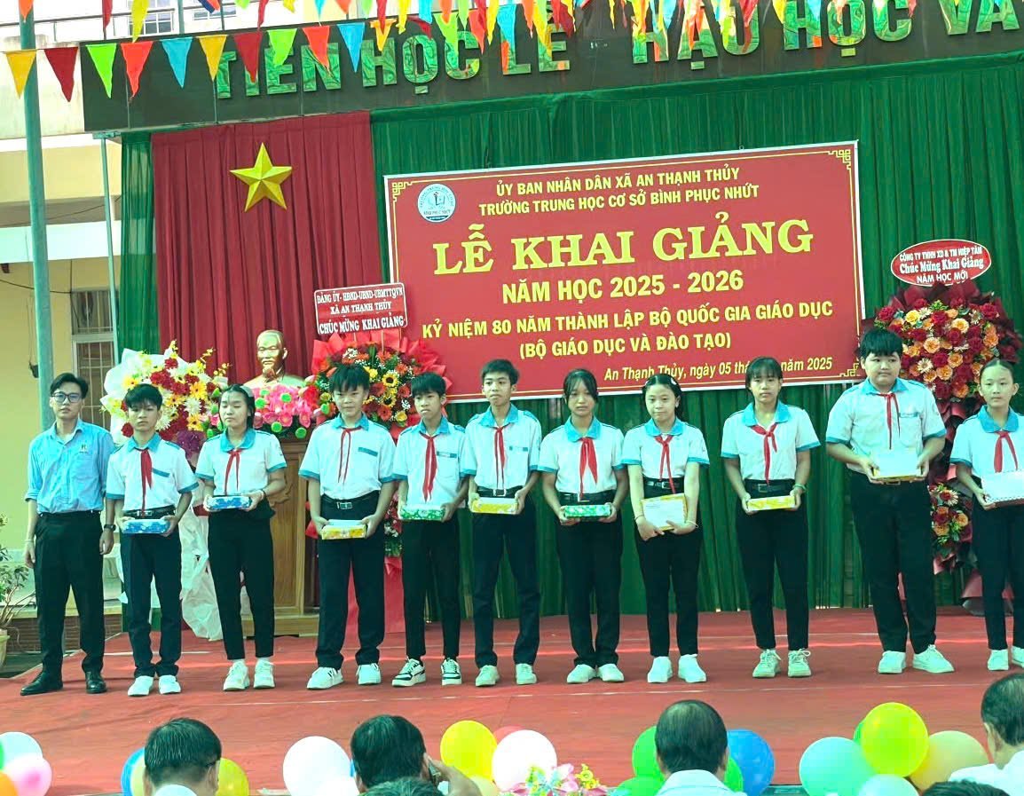 Đại diện Công ty Trung Hiệp Lợi (bìa trái) trao quà cho các em học sinh tại Trường THCS Bình Phục Nhứt. Ảnh: Cường Lê. Đại diện Công ty Trung Hiệp Lợi (bìa trái) trao quà cho các em học sinh tại Trường THCS Bình Phục Nhứt. Ảnh: Cường Lê.