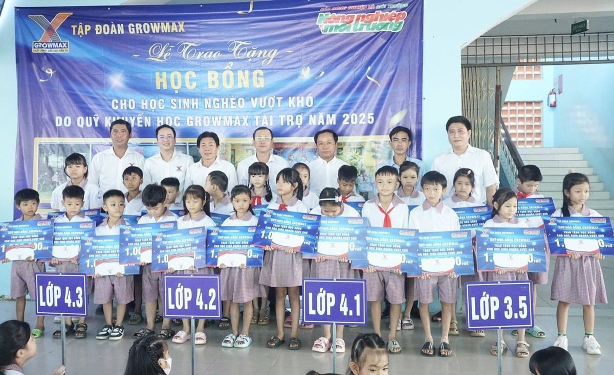 Ông Nguyễn Đăng Hải, Giám đốc kinh doanh - Tập đoàn GrowMax (thứ 2 từ trái sang) cùng trao 10 suất học bổng cho học sinh có hoàn cảnh khó khăn tại Trường Tiểu học Vinh Kim A.