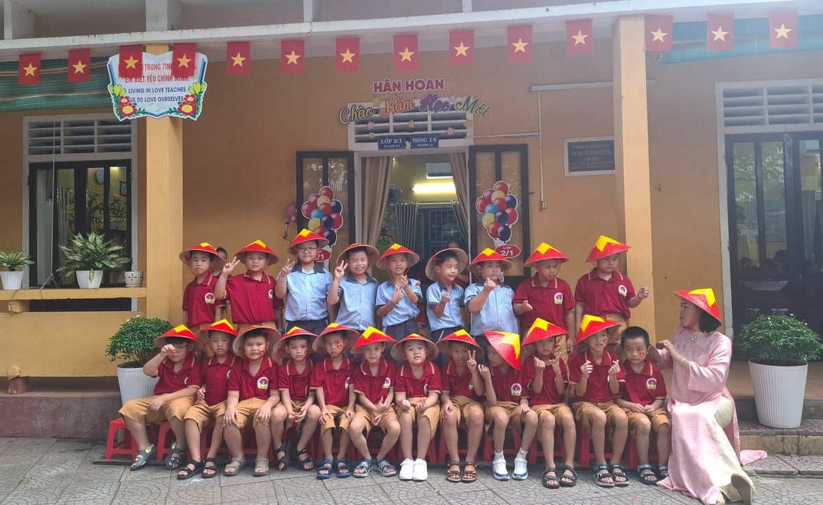Cô và trò tại Trường Tiểu học Vĩnh Ninh chung niềm vui trong ngày khai giảng. Ảnh: Văn Dinh. Cô và trò tại Trường Tiểu học Vĩnh Ninh chung niềm vui trong ngày khai giảng. Ảnh: Văn Dinh.