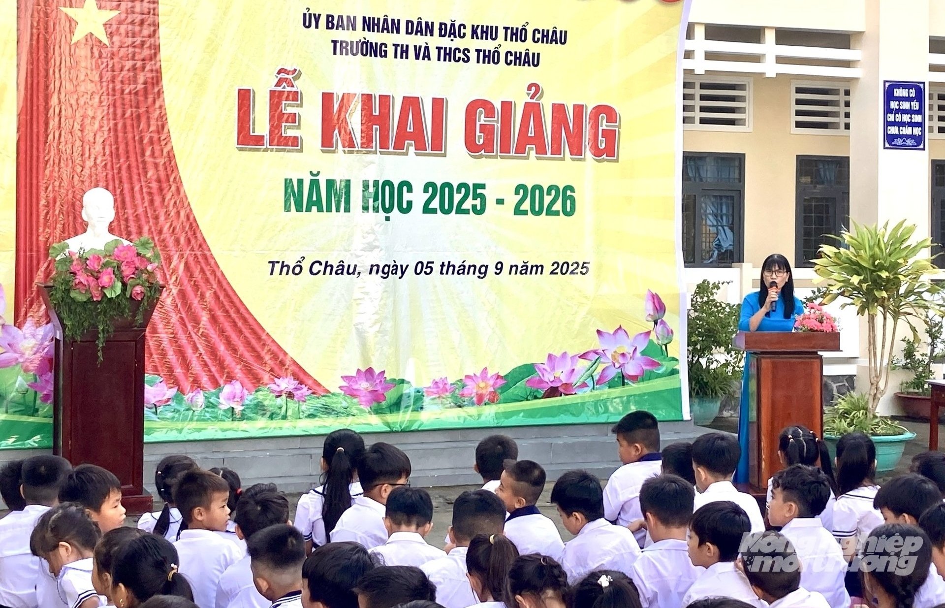 Trường Tiểu học và THCS Thổ Châu là ngôi trường vùng biển đảo, cách xa đất liền nhất của tỉnh An Giang, đều kiện còn nhiều khó khăn nhưng thầy cô và học sinh rộn ràng bước vào năm học mới. Ảnh: Trung Chánh. Trường Tiểu học và THCS Thổ Châu là ngôi trường vùng biển đảo, cách xa đất liền nhất của tỉnh An Giang, đều kiện còn nhiều khó khăn nhưng thầy cô và học sinh rộn ràng bước vào năm học mới. Ảnh: Trung Chánh.