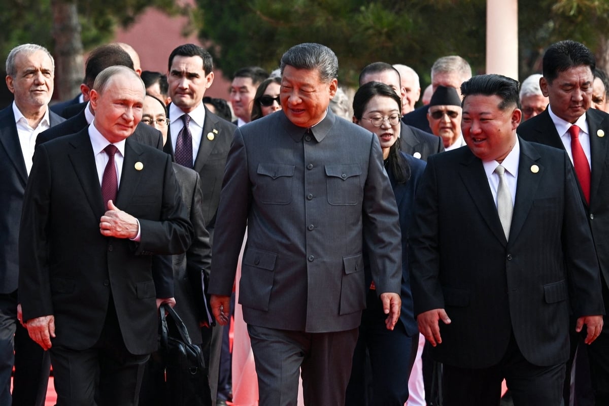 Tổng thống Nga Vladimir Putin, Chủ tịch Trung Quốc Tập Cận Bình và nhà lãnh đạo Triều Tiên Kim Jong-un tại Bắc Kinh trước lễ duyệt binh kỷ niệm 80 năm kết thúc Thế chiến II hôm 3/9. Ảnh: Getty. Tổng thống Nga Vladimir Putin, Chủ tịch Trung Quốc Tập Cận Bình và nhà lãnh đạo Triều Tiên Kim Jong-un tại Bắc Kinh trước lễ duyệt binh kỷ niệm 80 năm kết thúc Thế chiến II hôm 3/9. Ảnh: Getty.