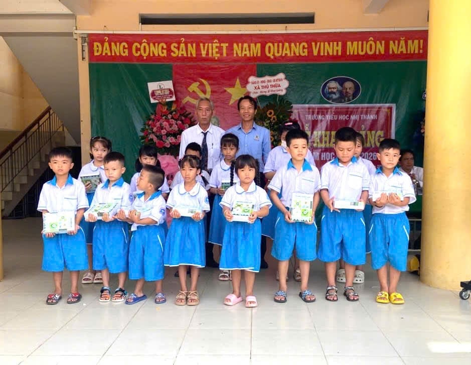 Các em học sinh phấn khởi nhận tập vở và phần hỗ trợ từ Trung Hiệp Lợi trong ngày khai giảng năm học mới. Ảnh: Cường Lê. Các em học sinh phấn khởi nhận tập vở và phần hỗ trợ từ Trung Hiệp Lợi trong ngày khai giảng năm học mới. Ảnh: Cường Lê.