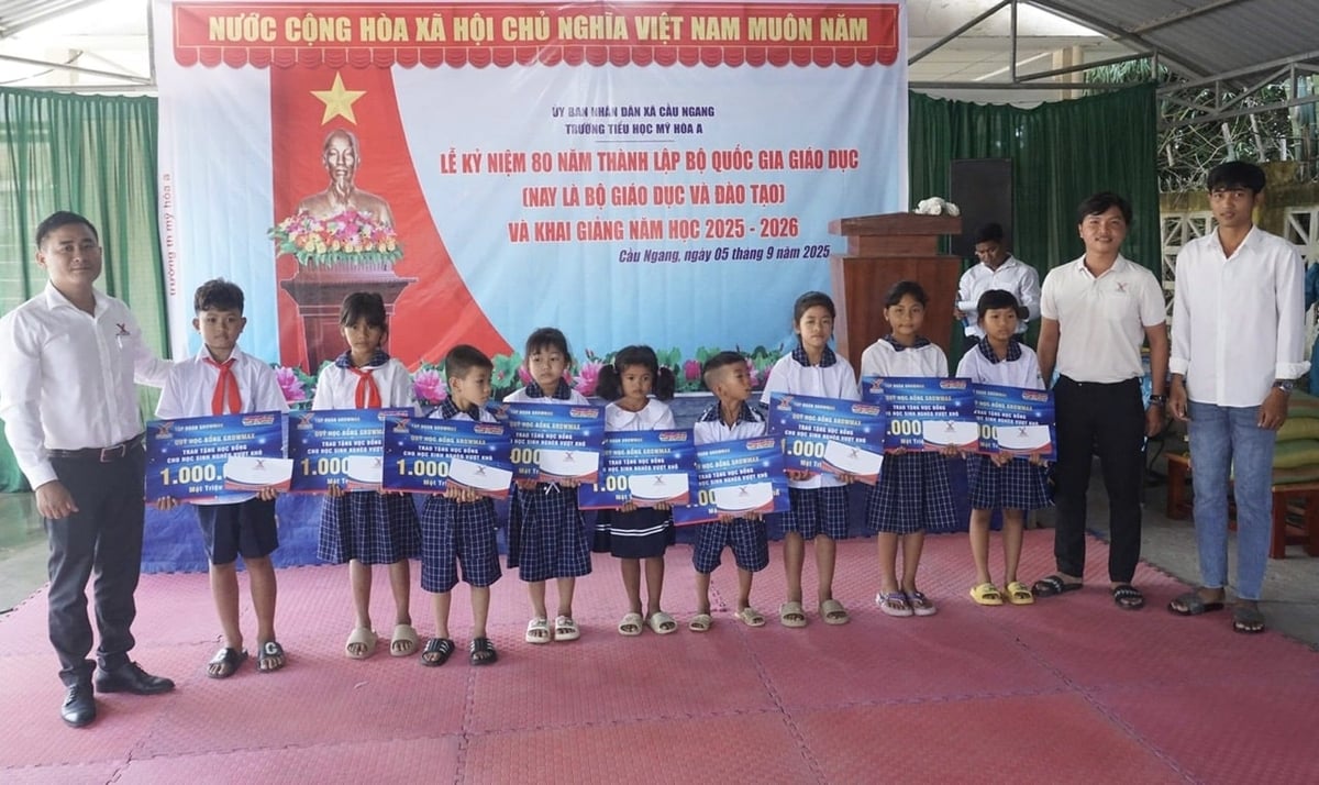 10 học sinh Trường Tiểu học Mỹ Hòa A (xã Cầu Ngang) phấn khởi nhận học bổng trong ngày khai giảng.