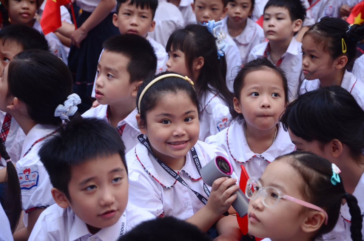 Nhiều em học sinh rất vui và háo hức khi được quay trở lại trường và gặp gỡ bạn bè, thầy cô. Ảnh: Nguyễn Hà. Nhiều em học sinh rất vui và háo hức khi được quay trở lại trường và gặp gỡ bạn bè, thầy cô. Ảnh: Nguyễn Hà.