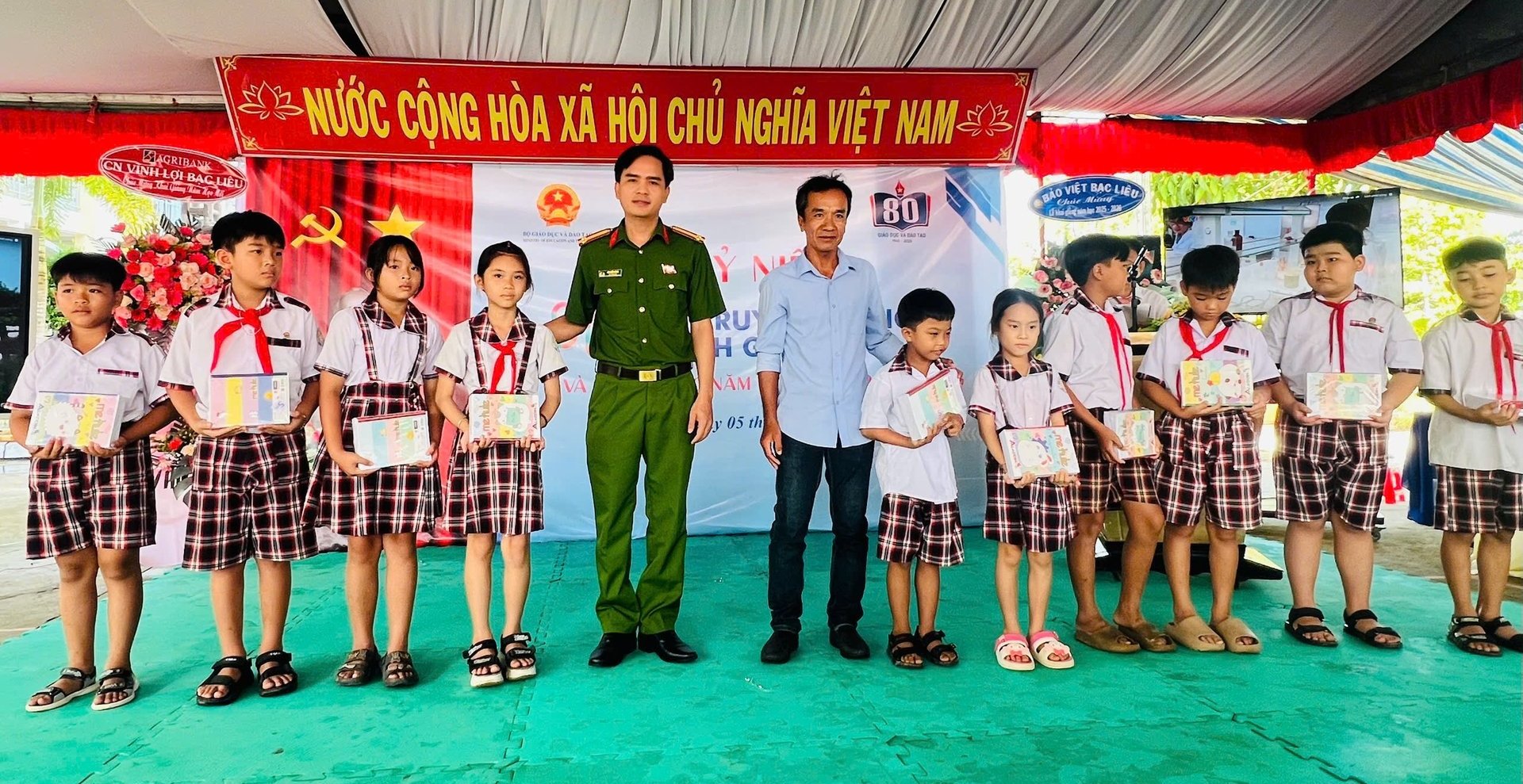 Ông Vũ Quốc Hùng, Phó Trưởng Công an xã Châu Thới cùng đơn vị tài trợ trao tập, viết cho các em học sinh. Ảnh: Trọng Linh. Ông Vũ Quốc Hùng, Phó Trưởng Công an xã Châu Thới cùng đơn vị tài trợ trao tập, viết cho các em học sinh. Ảnh: Trọng Linh.