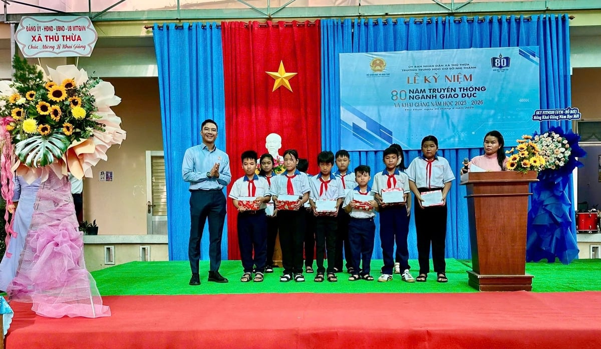 Ông Trần Quang Vinh - Giám đốc Công ty TNHH SX – DV – TM Trung Hiệp Lợi (bìa trái) trao quà cho các em học sinh trại Trường THCS Nhị Thành, xã Thủ Thừa, Long An nhân ngày khai giảng 5/9. Ảnh: Cường Lê. Ông Trần Quang Vinh - Giám đốc Công ty TNHH SX – DV – TM Trung Hiệp Lợi (bìa trái) trao quà cho các em học sinh trại Trường THCS Nhị Thành, xã Thủ Thừa, Long An nhân ngày khai giảng 5/9. Ảnh: Cường Lê.