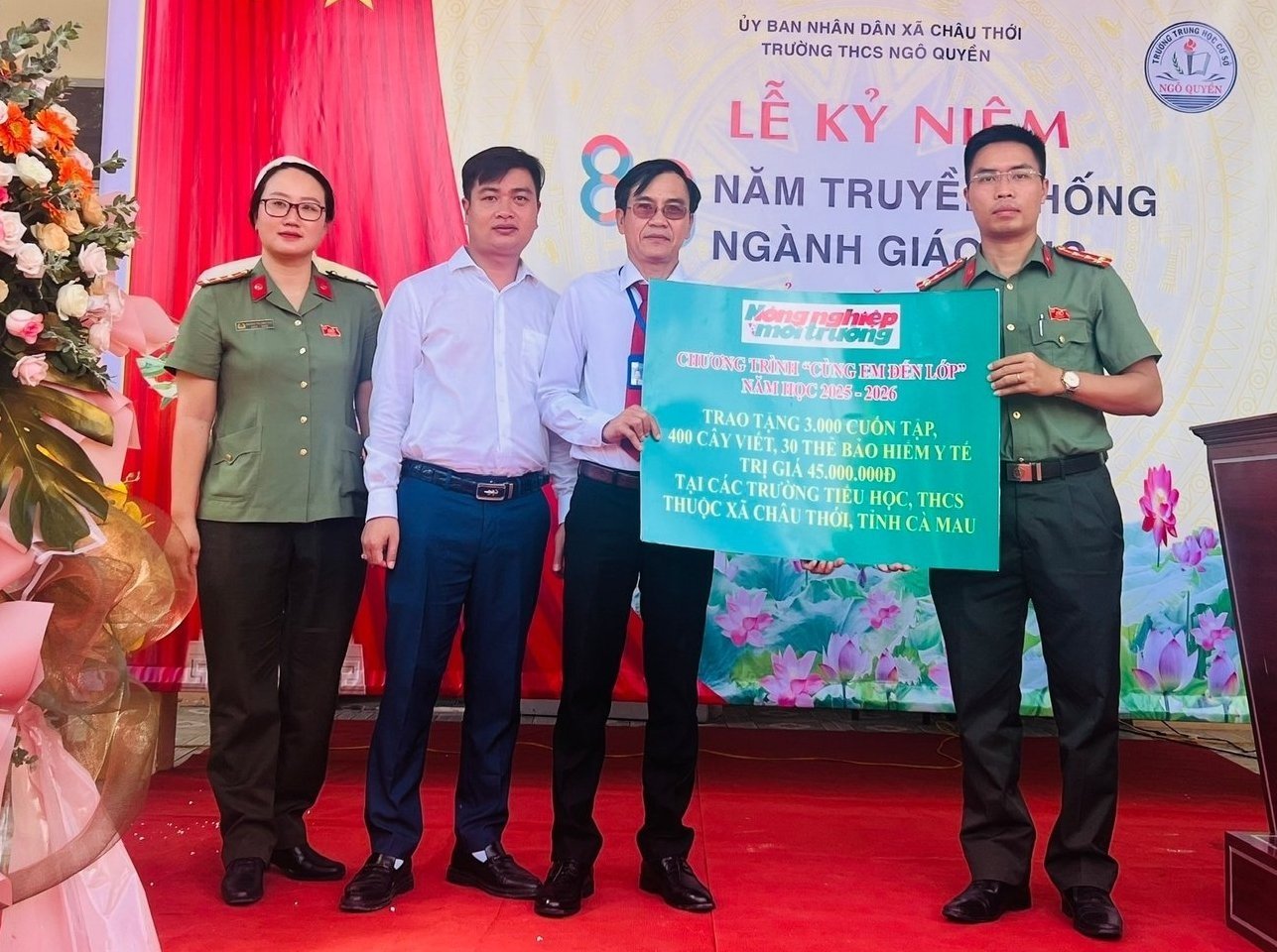 Phóng viên Báo Nông nghiệp và Môi trường phối hợp với Phòng An ninh chính trị nội bộ Công an tỉnh Cà Mau trao quà tại Trường THCS Ngô Quyền. Ảnh: Ngọc Hân. Phóng viên Báo Nông nghiệp và Môi trường phối hợp với Phòng An ninh chính trị nội bộ Công an tỉnh Cà Mau trao quà tại Trường THCS Ngô Quyền. Ảnh: Ngọc Hân.