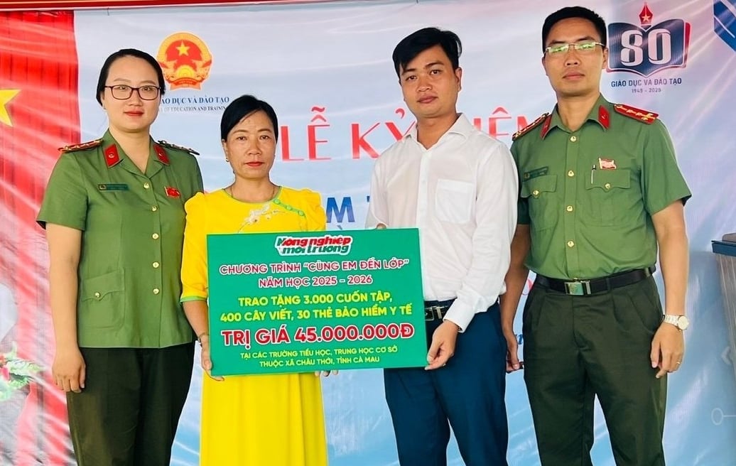 Phóng viên Báo Nông nghiệp và Môi trường phối hợp với Phòng An ninh chính trị nội bộ Công an tỉnh Cà Mau trao học bổng tại Trường tiểu học Cửu Long 2. Ảnh: Ngọc Hân. Phóng viên Báo Nông nghiệp và Môi trường phối hợp với Phòng An ninh chính trị nội bộ Công an tỉnh Cà Mau trao học bổng tại Trường tiểu học Cửu Long 2. Ảnh: Ngọc Hân.