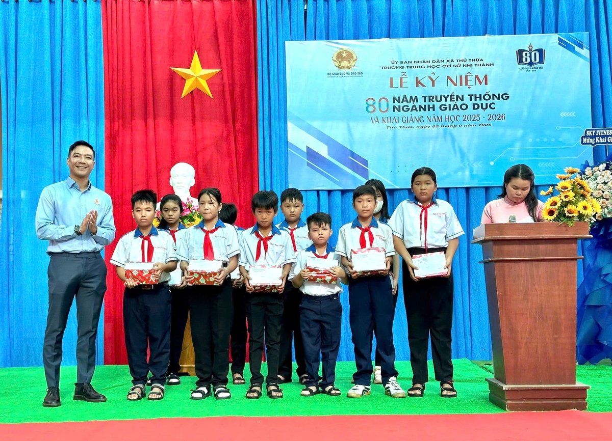 Ông Trần Quang Vinh, Giám đốc Trung Hiệp Lợi (bìa trái) cho biết Trung Hiệp Lợi sẽ tiếp tục duy trì và mở rộng chương trình, để nhiều em học sinh được tiếp thêm niềm tin đến trường. Ảnh: Cường Lê. Ông Trần Quang Vinh, Giám đốc Trung Hiệp Lợi (bìa trái) cho biết Trung Hiệp Lợi sẽ tiếp tục duy trì và mở rộng chương trình, để nhiều em học sinh được tiếp thêm niềm tin đến trường. Ảnh: Cường Lê.