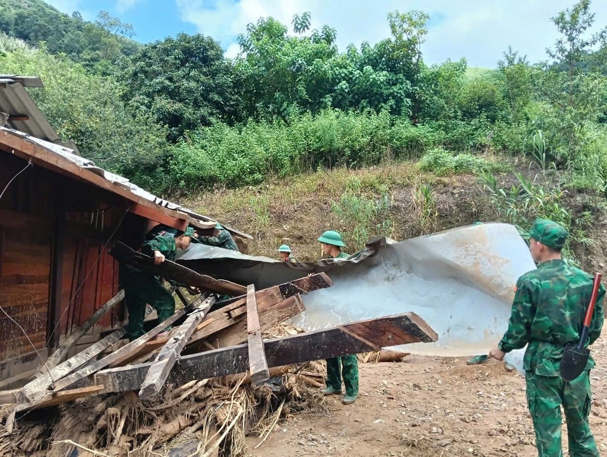 Cán bô, chiến sĩ giúp người dân khôi phục nhà cửa sau thiên tai. Ảnh: H.C. Cán bô, chiến sĩ giúp người dân khôi phục nhà cửa sau thiên tai. Ảnh: H.C.