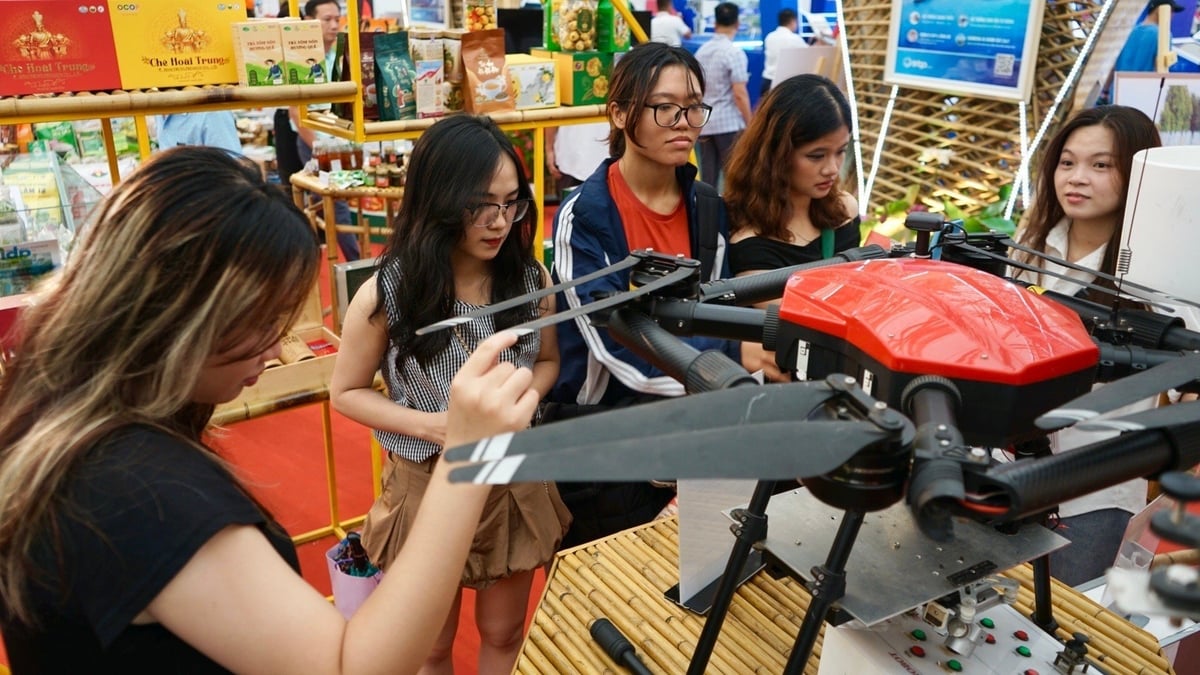 Sản phẩm nghiên cứu của Trường Đại học Thủy lợi thu hút đông đảo khách tham quan tại Triển lãm. Ảnh: Trường Đại học Thủy lợi. Sản phẩm nghiên cứu của Trường Đại học Thủy lợi thu hút đông đảo khách tham quan tại Triển lãm. Ảnh: Trường Đại học Thủy lợi.