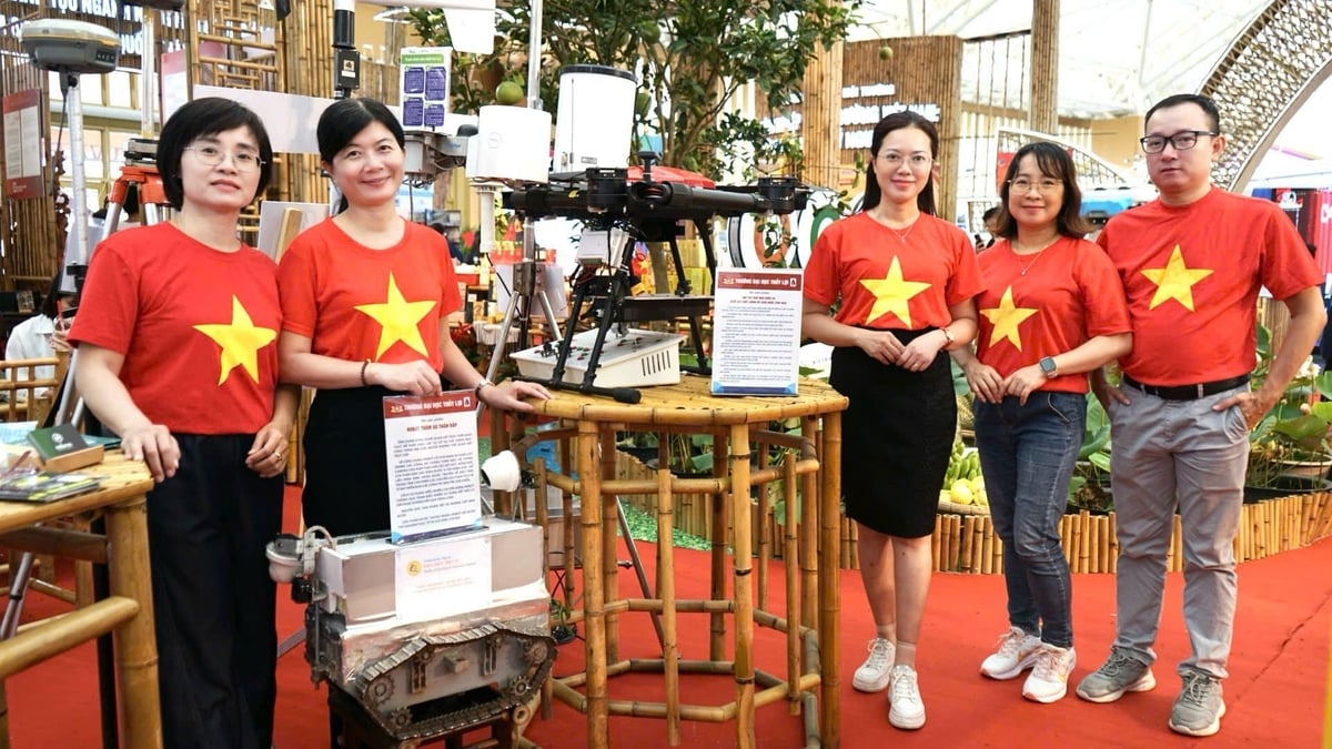 Gian hàng của Trường Đại học Thủy lợi tại Triển lãm '80 năm hành trình Độc lập – Tự do – Hạnh phúc' với sản phẩm UAV thu thập mẫu nước và robot thăm dò thân đập. Ảnh: Trường Đại học Thủy lợi. Gian hàng của Trường Đại học Thủy lợi tại Triển lãm '80 năm hành trình Độc lập – Tự do – Hạnh phúc' với sản phẩm UAV thu thập mẫu nước và robot thăm dò thân đập. Ảnh: Trường Đại học Thủy lợi.