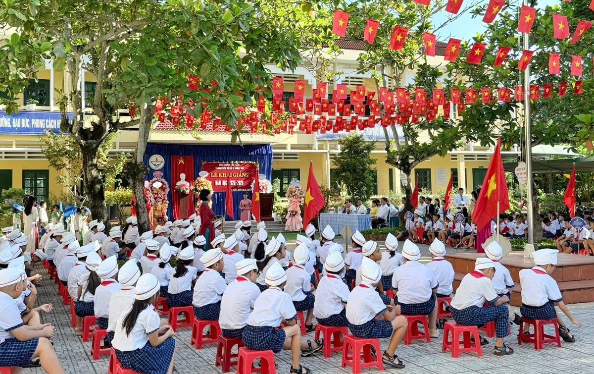 Nhiều trường học ở TP Huế trang hoàng rực rỡ cờ hoa, khẩu hiệu chào mừng năm học mới. Ảnh: Quốc Hải. Nhiều trường học ở TP Huế trang hoàng rực rỡ cờ hoa, khẩu hiệu chào mừng năm học mới. Ảnh: Quốc Hải.