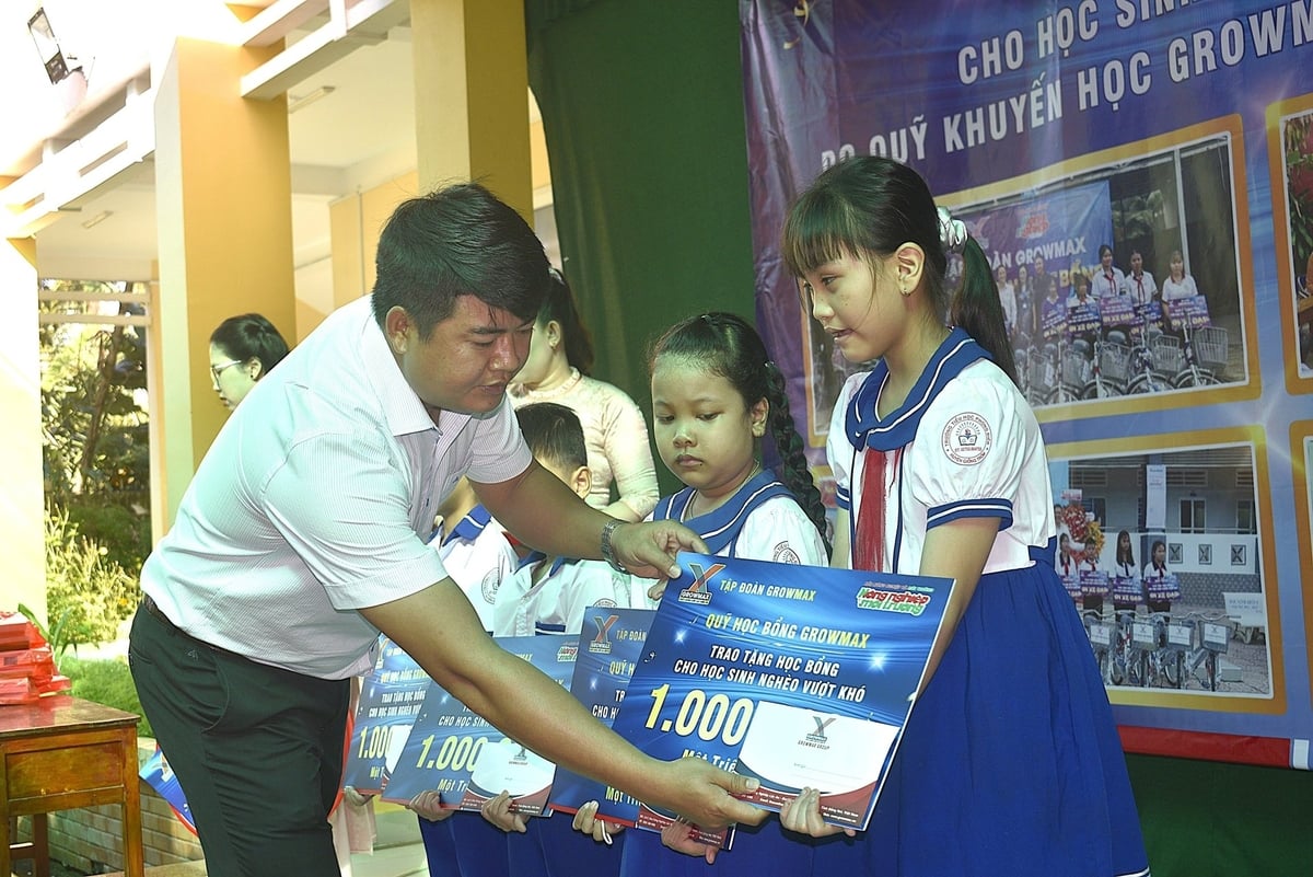 Tại Vĩnh Long, chương trình dành tặng 65 suất học bổng tặng các em học sinh có  hoàn cảnh khó khăn. Ảnh: Minh Đảm.