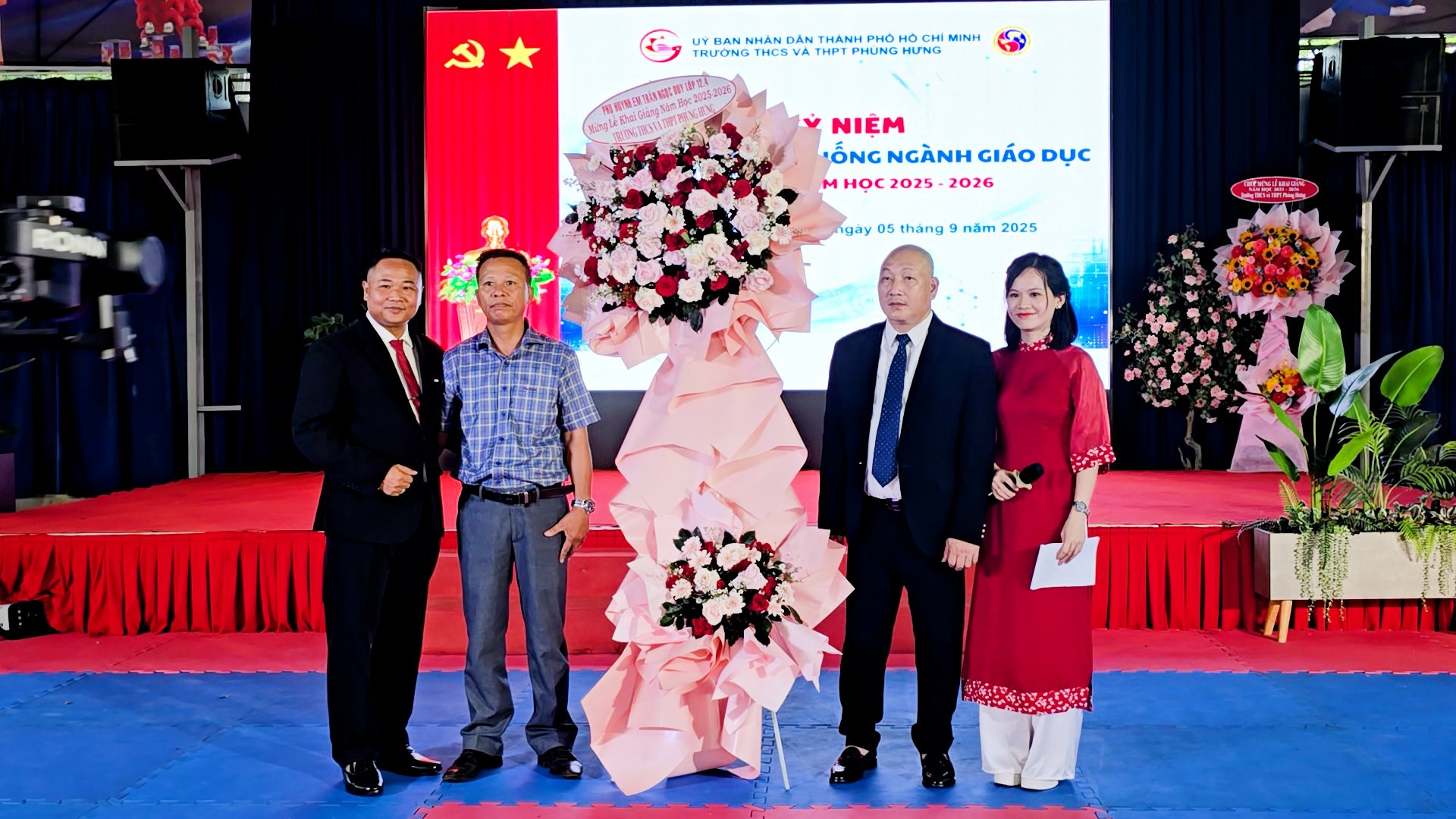 Đại diện phụ huynh tặng hoa cho Nhà trường trong dịp Lễ khai giảng năm học mới 2025 - 2026. Ảnh: Minh Sáng. Đại diện phụ huynh tặng hoa cho Nhà trường trong dịp Lễ khai giảng năm học mới 2025 - 2026. Ảnh: Minh Sáng.
