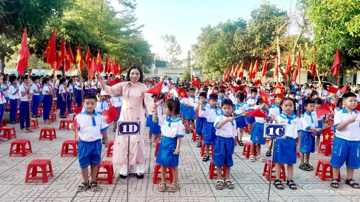 Các học sinh khối 1 Trường Tiểu học Quỳnh Nghĩa, xã Quỳnh Phú, Nghệ An hân hoan trong ngày khai giảng. Ảnh: Hữu Tình. Các học sinh khối 1 Trường Tiểu học Quỳnh Nghĩa, xã Quỳnh Phú, Nghệ An hân hoan trong ngày khai giảng. Ảnh: Hữu Tình.