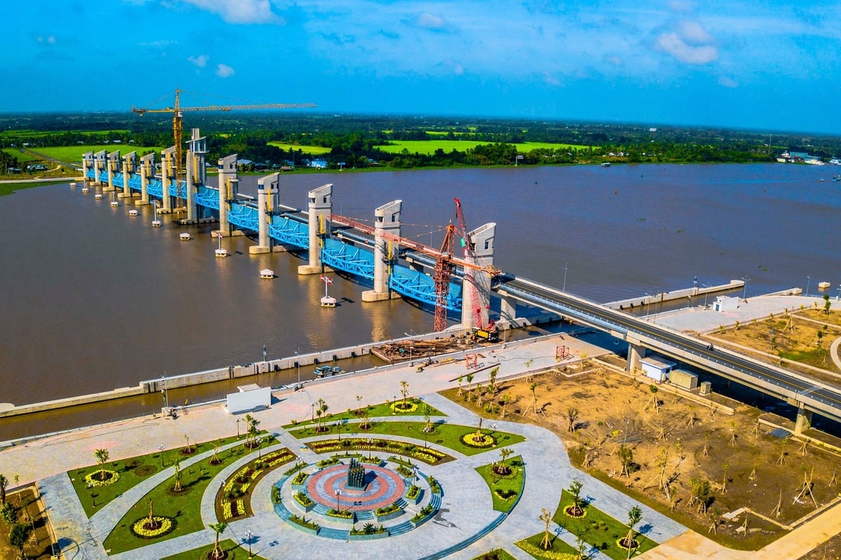 Cống Cái Lớn - Cái Bé được ví là 'siêu cống thủy lợi lớn nhất Việt Nam'. Ảnh: ĐT. Cống Cái Lớn - Cái Bé được ví là 'siêu cống thủy lợi lớn nhất Việt Nam'. Ảnh: ĐT.