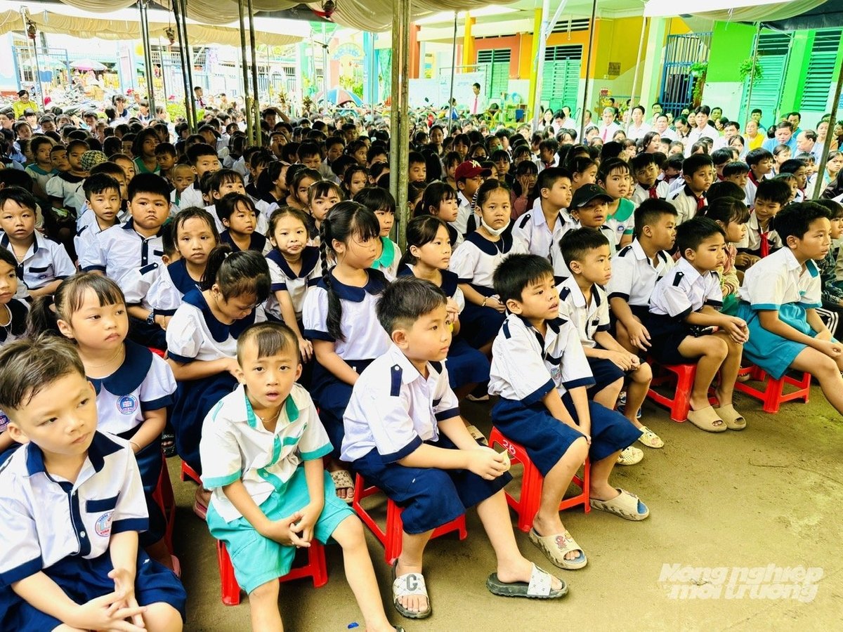 Đông đảo học sinh Trường Tiểu học Vĩnh Lợi chăm chú theo dõi các tiết mục và hoạt động trong buổi lễ khai giảng. Ảnh: Lê Hoàng Vũ. Đông đảo học sinh Trường Tiểu học Vĩnh Lợi chăm chú theo dõi các tiết mục và hoạt động trong buổi lễ khai giảng. Ảnh: Lê Hoàng Vũ.