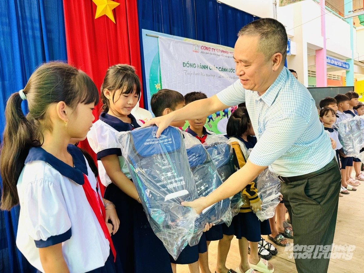Ông Phạm Xuân Tuấn, Giám đốc Công ty Cổ phần Nicotex Cần Thơ trao những chiếc cặp sách mới cho các em học sinh nghèo vượt khó tại Trường Tiểu học Vĩnh Lợi. Ảnh: Lê Hoàng Vũ. Ông Phạm Xuân Tuấn, Giám đốc Công ty Cổ phần Nicotex Cần Thơ trao những chiếc cặp sách mới cho các em học sinh nghèo vượt khó tại Trường Tiểu học Vĩnh Lợi. Ảnh: Lê Hoàng Vũ.