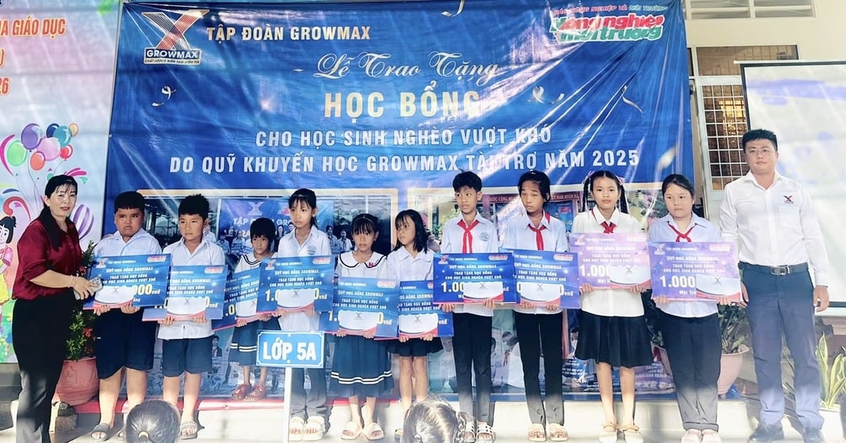 Học sinh Trường Tiểu học Long Hữu B (phường Trường Long Hòa) vui mừng đón 10 suất học bổng.