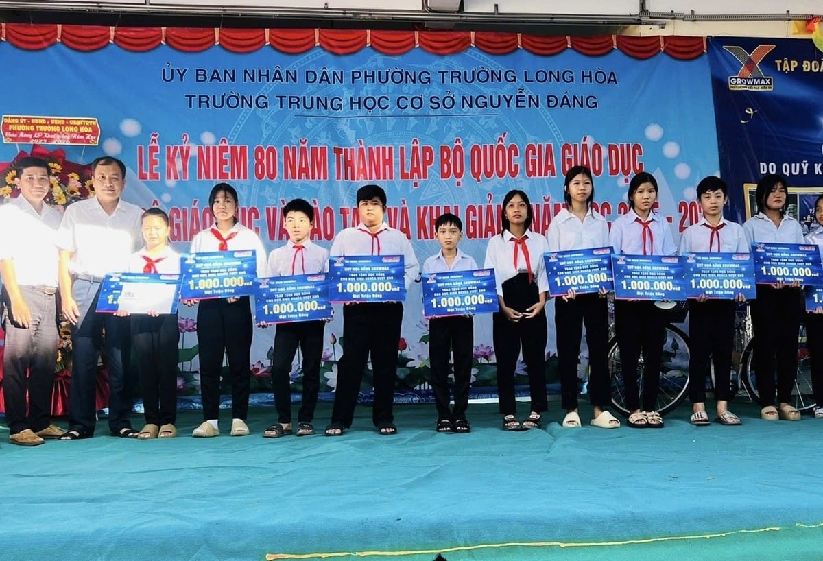 10 học sinh Trường THCS Nguyễn Đáng (phường Trường Long Hòa) được trao học bổng tiếp sức đến trường.