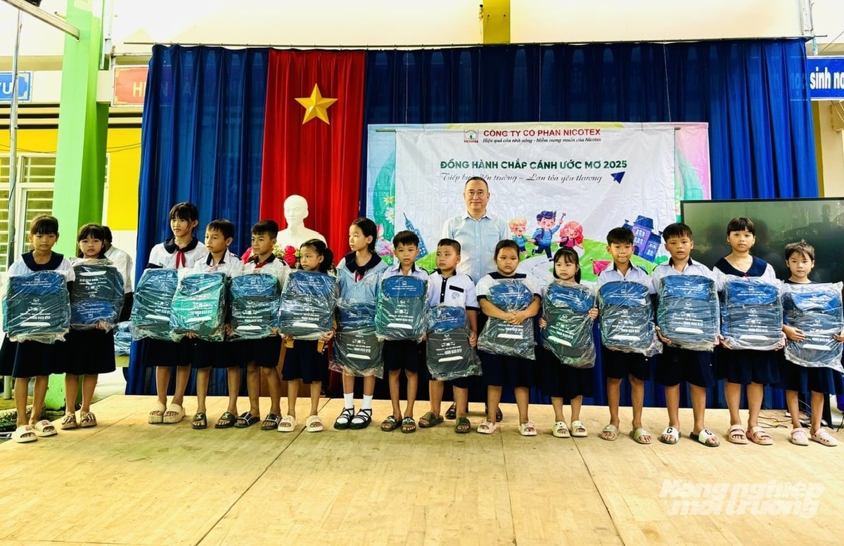Niềm vui của các em nhỏ khi được nhận xe đạp từ chương trình 'Chắp cánh ước mơ' do Công ty Cổ phần Nicotex Cần Thơ trao tặng. Ảnh: Lê Hoàng Vũ. Niềm vui của các em nhỏ khi được nhận xe đạp từ chương trình 'Chắp cánh ước mơ' do Công ty Cổ phần Nicotex Cần Thơ trao tặng. Ảnh: Lê Hoàng Vũ.