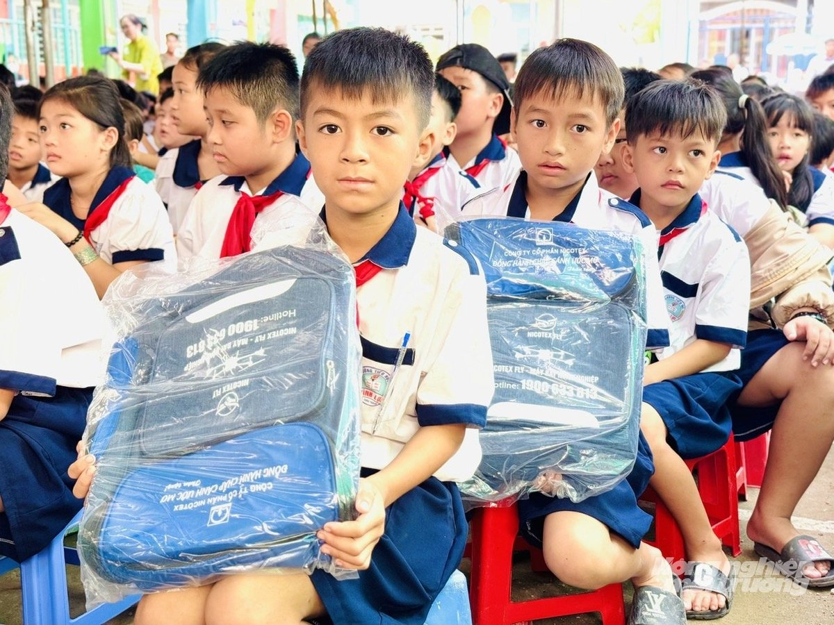 Học sinh Trường Tiểu học Vĩnh Lợi phấn khởi khoe những chiếc cặp sách mới trong lễ khai giảng năm học mới 2025 - 2026. Ảnh: Lê Hoàng Vũ. Học sinh Trường Tiểu học Vĩnh Lợi phấn khởi khoe những chiếc cặp sách mới trong lễ khai giảng năm học mới 2025 - 2026. Ảnh: Lê Hoàng Vũ.