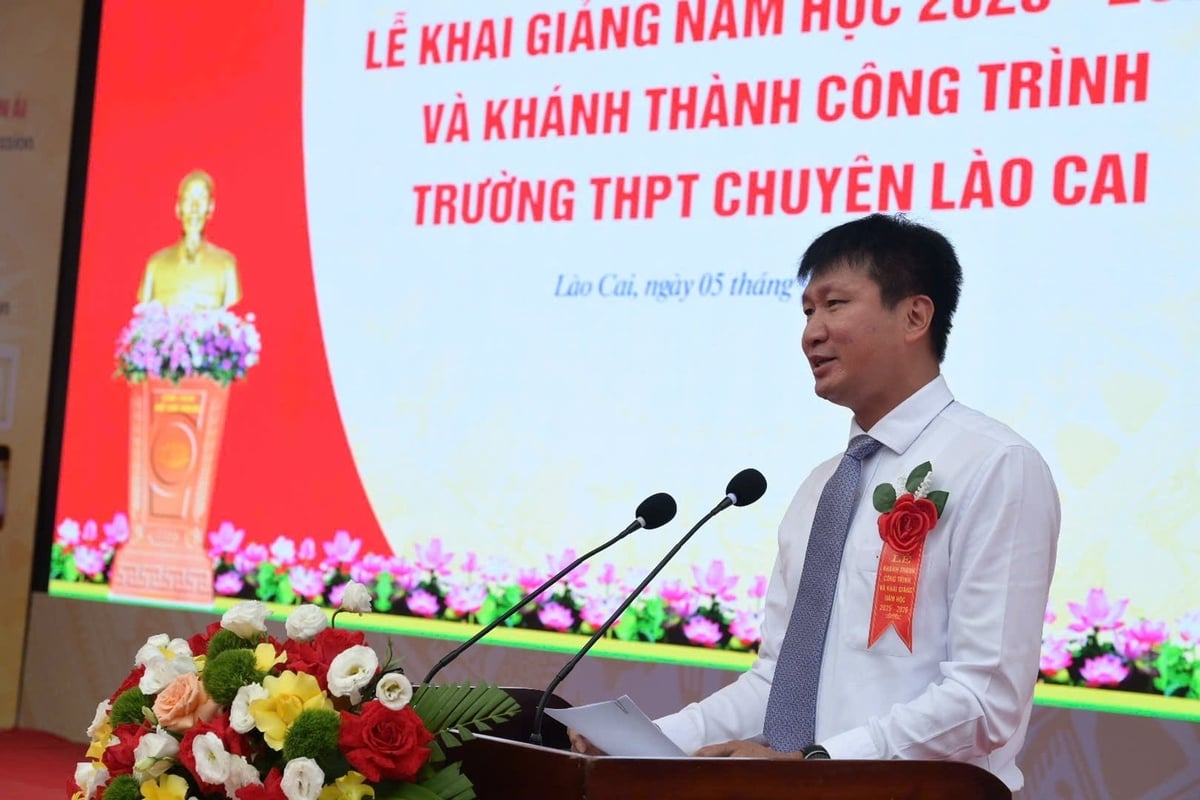 Ông Trần Huy Tuấn Phó Bí thư Tỉnh ủy, Chủ tịch UBND tỉnh Lào Cai phát biểu tại lễ khai giảng năm học 2025-2026 và khánh thành Trường THPT Chuyên Lào Cai. Ảnh: Bích Hợp. Ông Trần Huy Tuấn Phó Bí thư Tỉnh ủy, Chủ tịch UBND tỉnh Lào Cai phát biểu tại lễ khai giảng năm học 2025-2026 và khánh thành Trường THPT Chuyên Lào Cai. Ảnh: Bích Hợp.