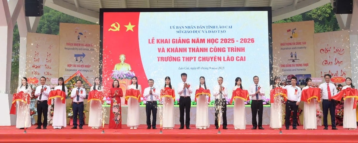 Sáng ngày 5/9 tỉnh Lào Cai đã tổ chức cắt băng khánh thành Trường THPT Chuyên Lào Cai - Ngôi trường hiện đại nhất Tây Bắc. Ảnh: Bích Hợp. Sáng ngày 5/9 tỉnh Lào Cai đã tổ chức cắt băng khánh thành Trường THPT Chuyên Lào Cai - Ngôi trường hiện đại nhất Tây Bắc. Ảnh: Bích Hợp.