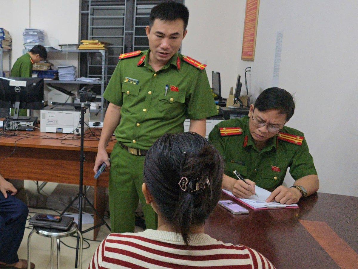 Công an xã Quảng Chính, tỉnh Thanh Hóa mời và làm việc với công dân C.T.H về việc đưa thông tin sai lệch lên mạng xã hội. Ảnh: EVN. Công an xã Quảng Chính, tỉnh Thanh Hóa mời và làm việc với công dân C.T.H về việc đưa thông tin sai lệch lên mạng xã hội. Ảnh: EVN.