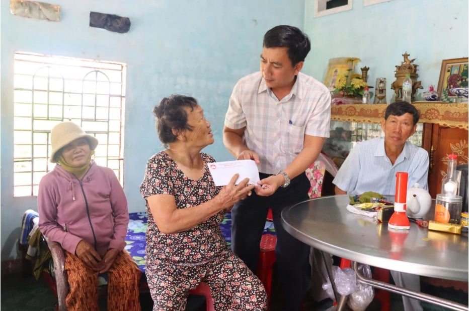 Đảng ủy, Ủy ban MTTQ Việt Nam phường Trà Câu (Quảng Ngãi) thăm hỏi, tặng quà 12 hộ nghèo có hoàn cảnh đặc biệt khó khăn trên địa bàn phường nhân dịp Quốc khánh 2/9. Ảnh: Hoài Tâm.