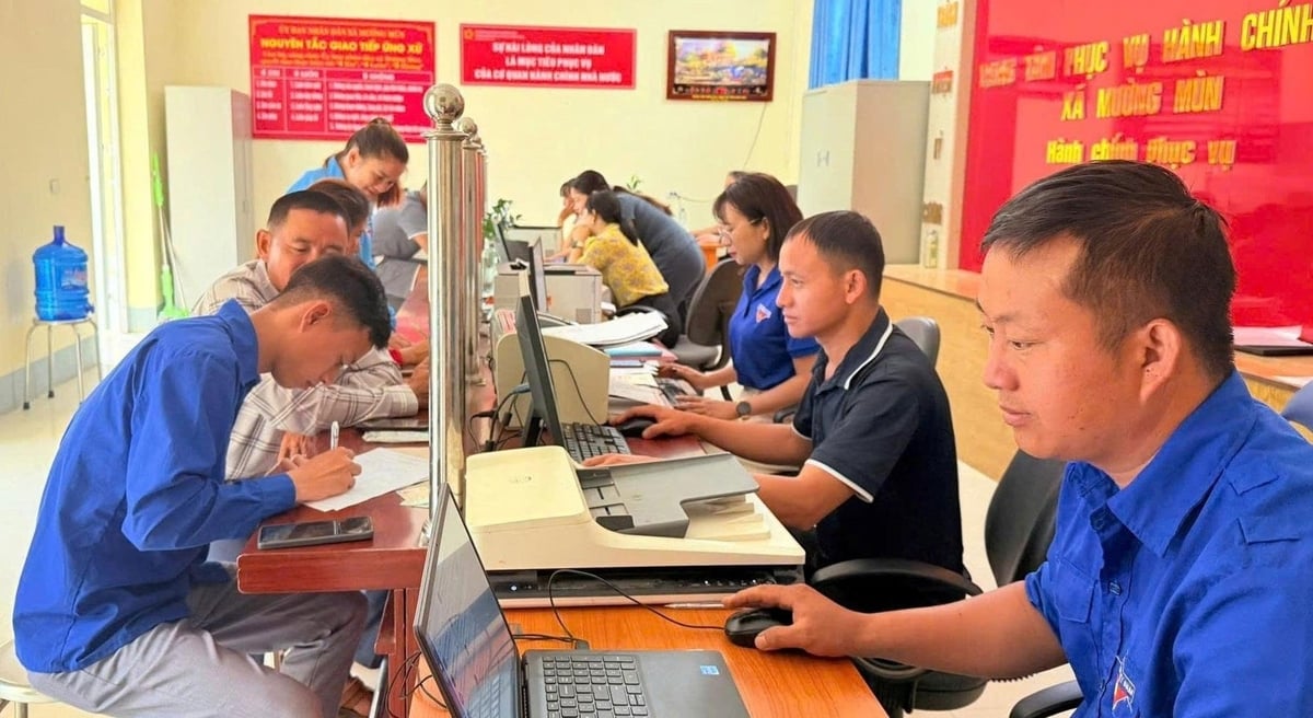 Đoàn viên thanh niên hỗ trợ người dân tiếp cận dịch vụ công trực tuyến. Ảnh: TTĐB. Đoàn viên thanh niên hỗ trợ người dân tiếp cận dịch vụ công trực tuyến. Ảnh: TTĐB.