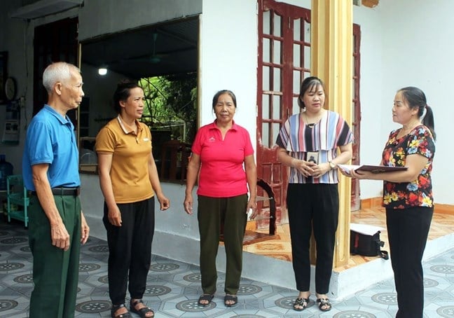 Ban Công tác Mặt trận tuyên truyền, vận động người dân thực hiện tốt Quy chế dân chủ ở cơ sở. Ảnh: Tiến Đạt. Ban Công tác Mặt trận tuyên truyền, vận động người dân thực hiện tốt Quy chế dân chủ ở cơ sở. Ảnh: Tiến Đạt.