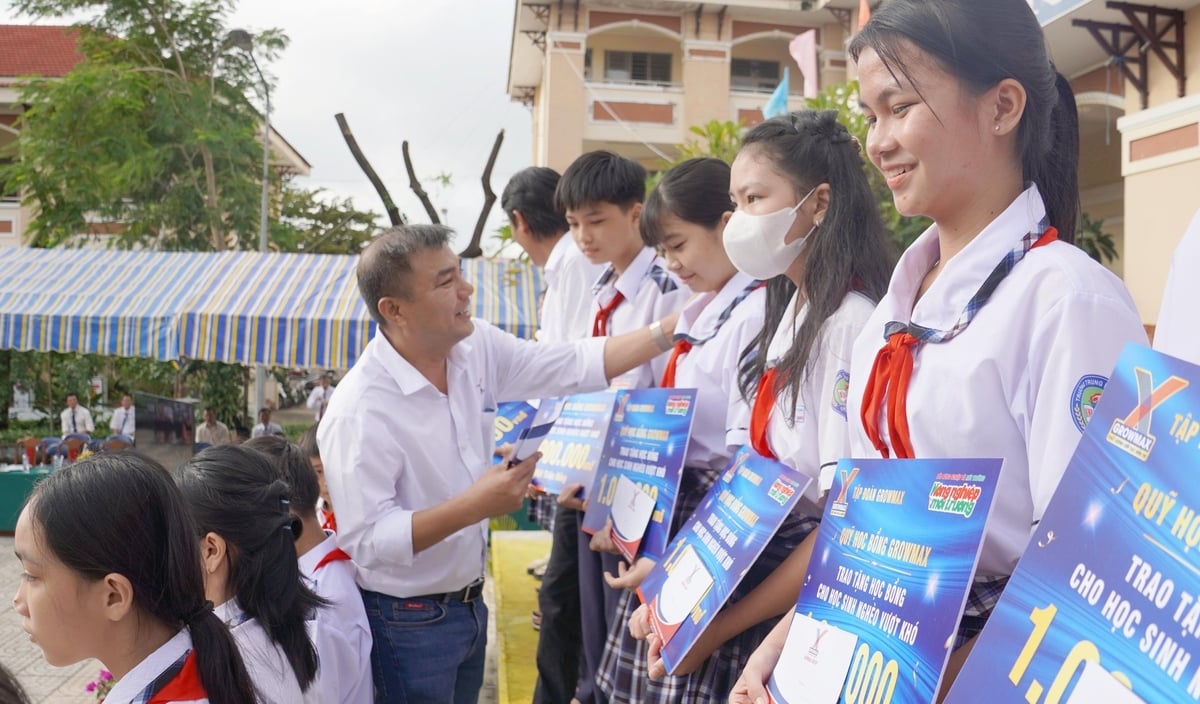 Ông Nguyễn Văn Dũng đại diện GrowMax gửi tặng những suất học bổng đến các em học sinh có hoàn cảnh khó khăn của trường THCS Bình Khánh. Ảnh: Lê Bình. Ông Nguyễn Văn Dũng đại diện GrowMax gửi tặng những suất học bổng đến các em học sinh có hoàn cảnh khó khăn của trường THCS Bình Khánh. Ảnh: Lê Bình.