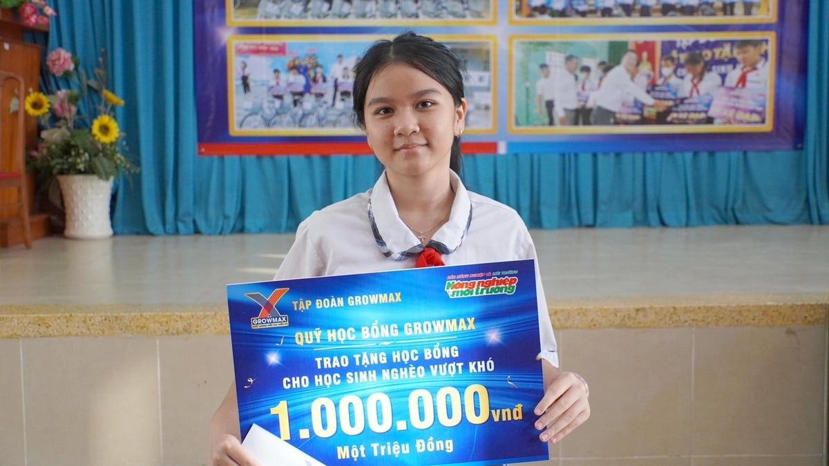 Em Nguyễn Ngọc Phương Uyên cảm thấy tự hào và vui mừng khi nhận được phần quà ý nghĩa đầu năm học. Ảnh: Lê Bình. Em Nguyễn Ngọc Phương Uyên cảm thấy tự hào và vui mừng khi nhận được phần quà ý nghĩa đầu năm học. Ảnh: Lê Bình.