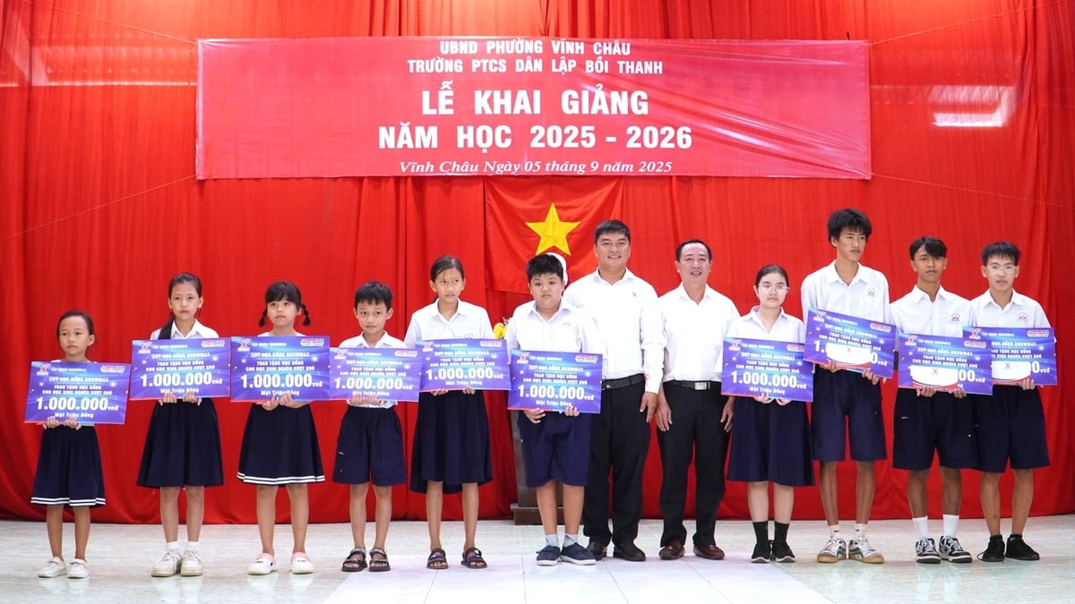 Đại diện Tập đoàn GrowMax và ông Nguyễn Ngọc Thắng - Trưởng đại diện Báo Nông nghiệp và Môi trường trao 10 suất học bổng GrowMax cho các em học sinh Trường Phổ Thông Cơ Sở Dân Lập Bồi Thanh. Ảnh: Kim Anh.
